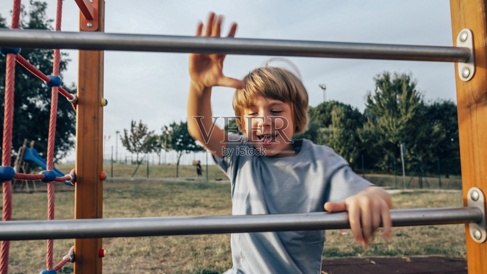 一个孩子在操场上快乐地玩耍照片摄影图片