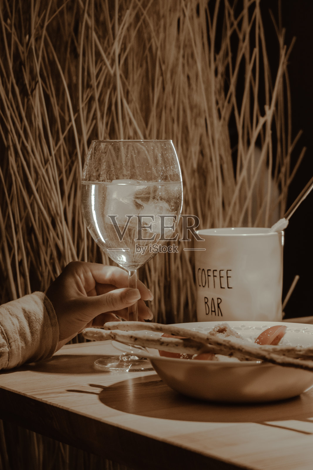 舒适的咖啡馆氛围:咖啡馆的大气镜头，美味的咖啡，和诱人的装饰，鼓励放松和享受照片摄影图片