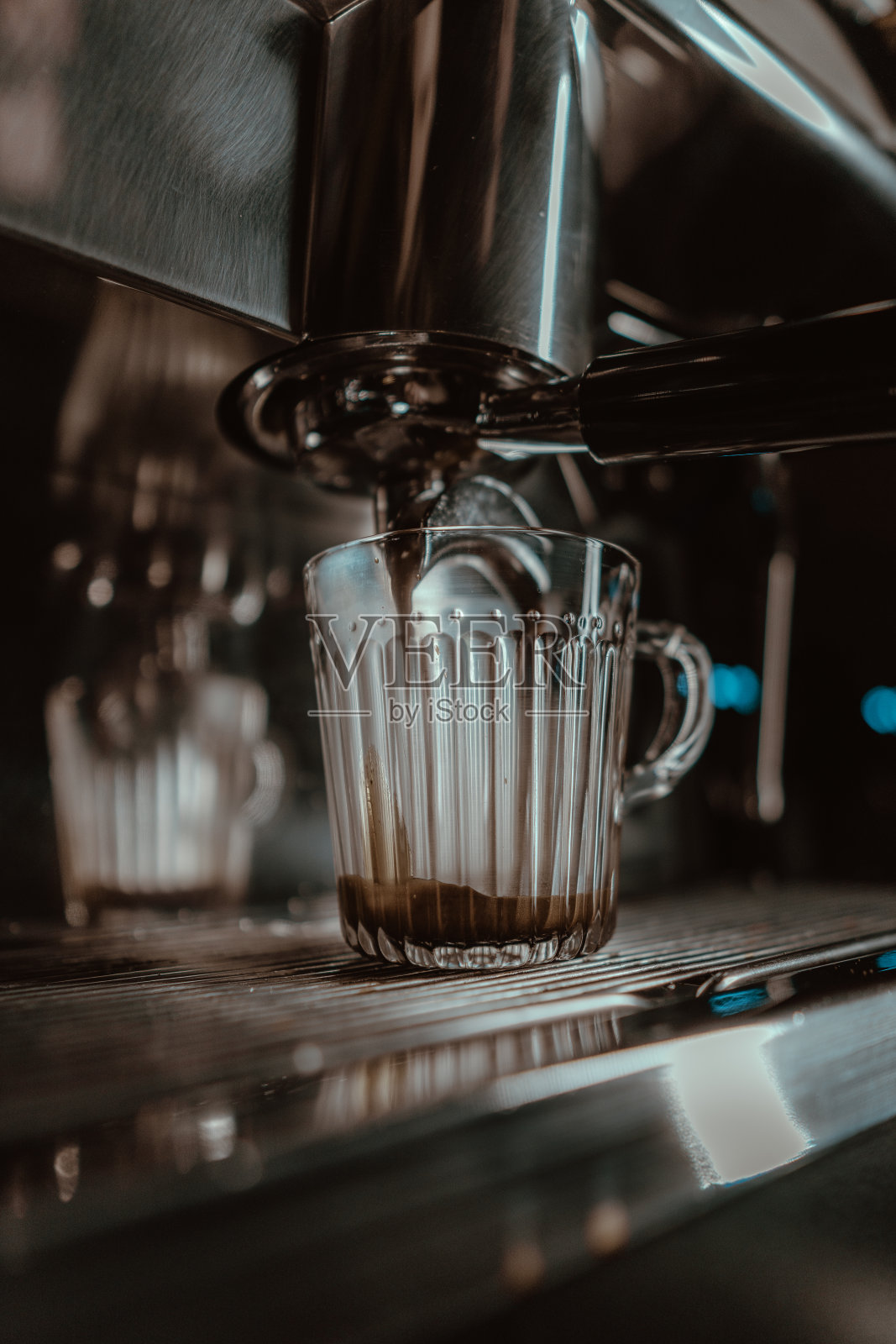 舒适的咖啡馆氛围:咖啡馆的大气镜头，美味的咖啡，和诱人的装饰，鼓励放松和享受照片摄影图片