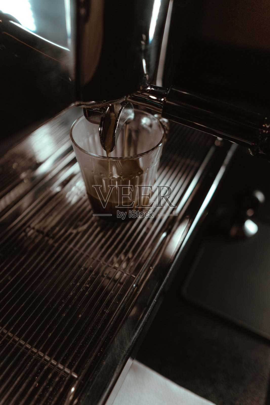 舒适的咖啡馆氛围:咖啡馆的大气镜头，美味的咖啡，和诱人的装饰，鼓励放松和享受照片摄影图片