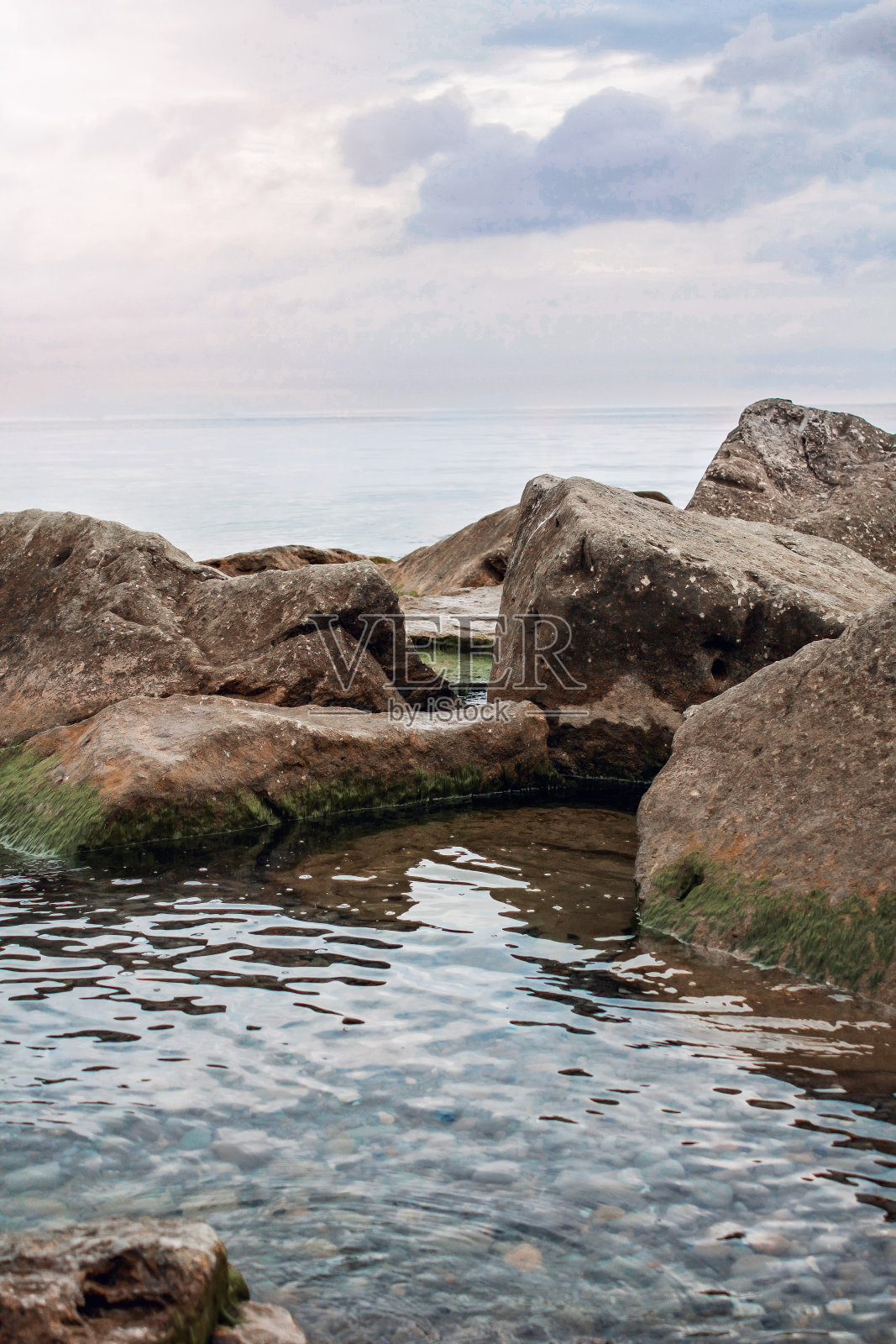 水中巨石照片摄影图片