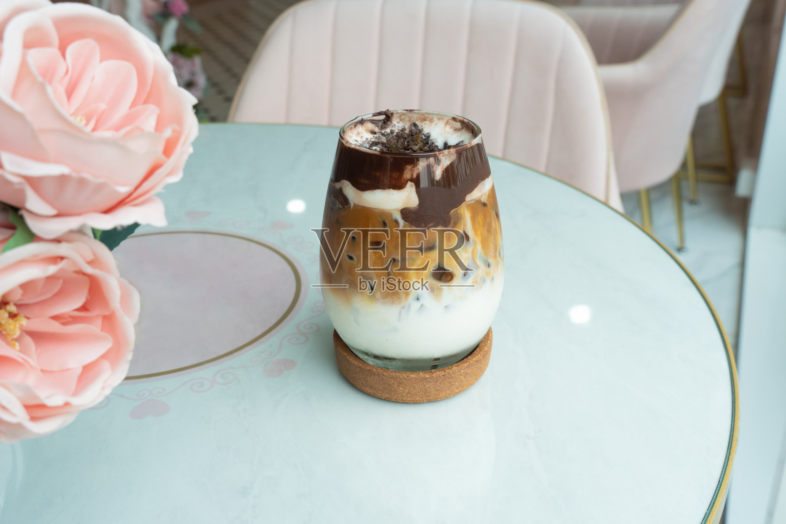 冰巧克力咖啡，奶油巧克力酱，白色桌子上的透明玻璃。文字，黑色，可可，棕色，牛奶混合饮料的复制空间。菜单餐厅，咖啡馆，冰，玻璃在白色背景。照片摄影图片