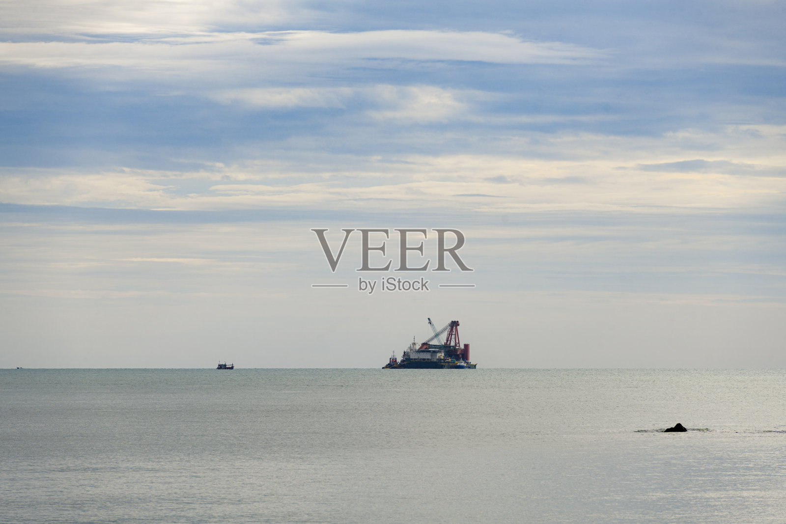 日出在泰国南部宋卡的萨米拉海滩照片摄影图片