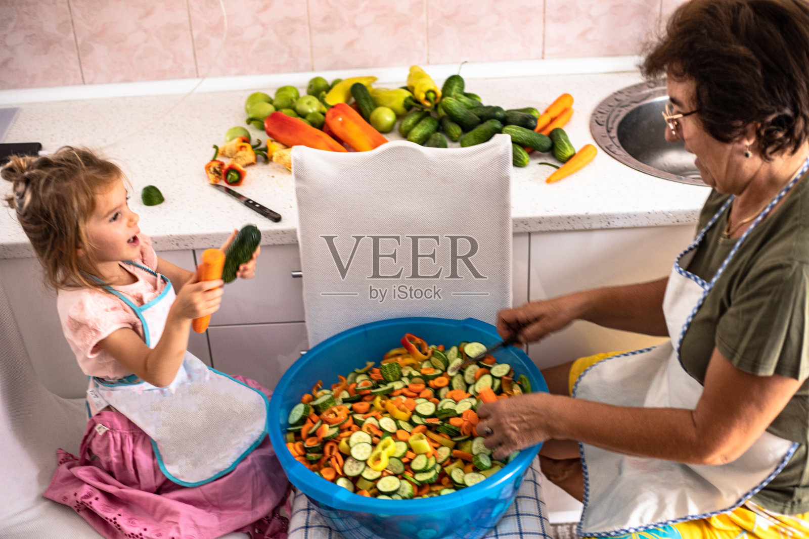 奶奶和孙女准备了一顿素食照片摄影图片