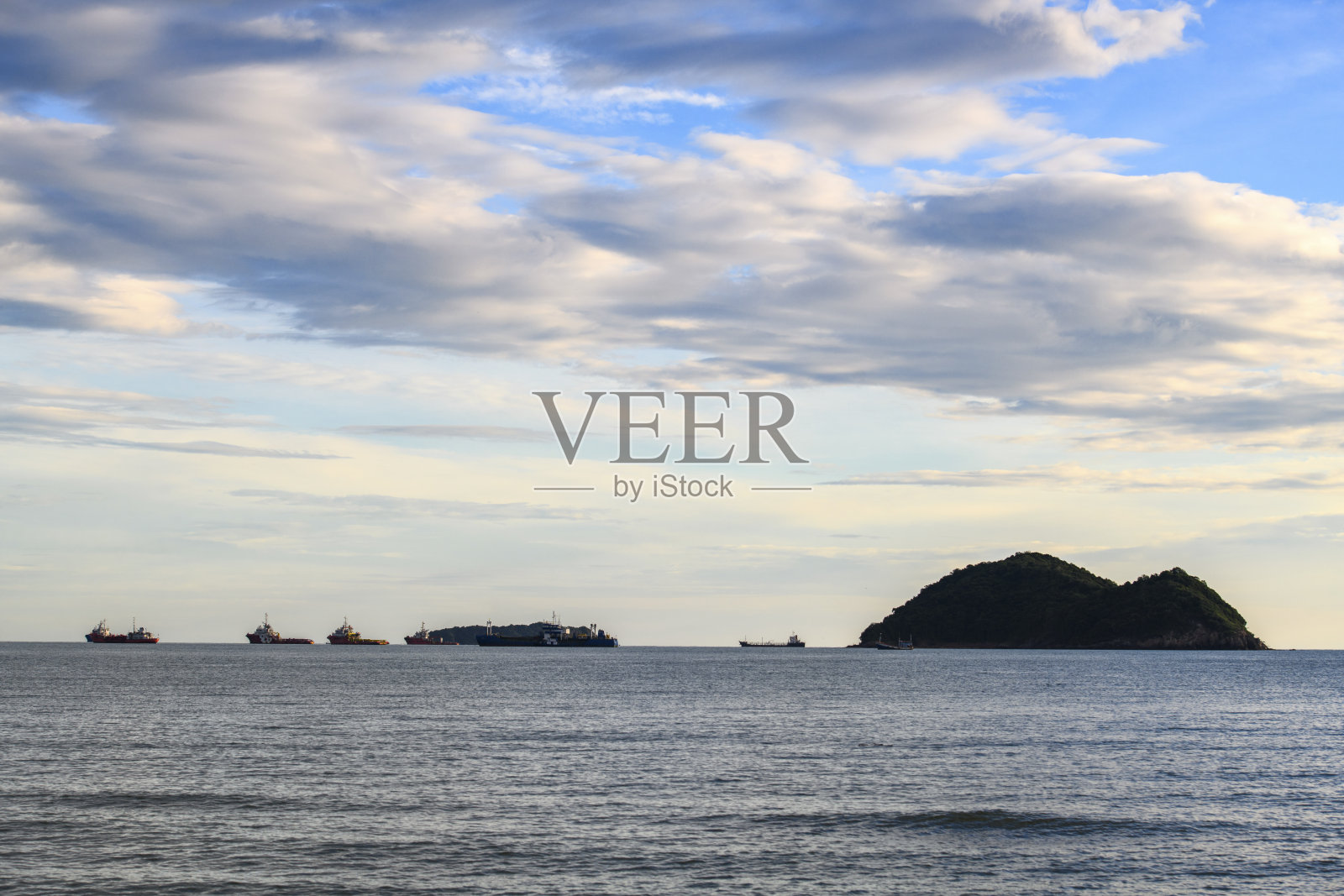 日出在泰国南部宋卡的萨米拉海滩照片摄影图片