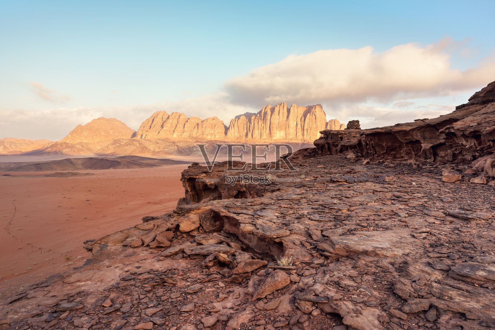 瓦迪拉姆沙漠的岩石景观照片摄影图片