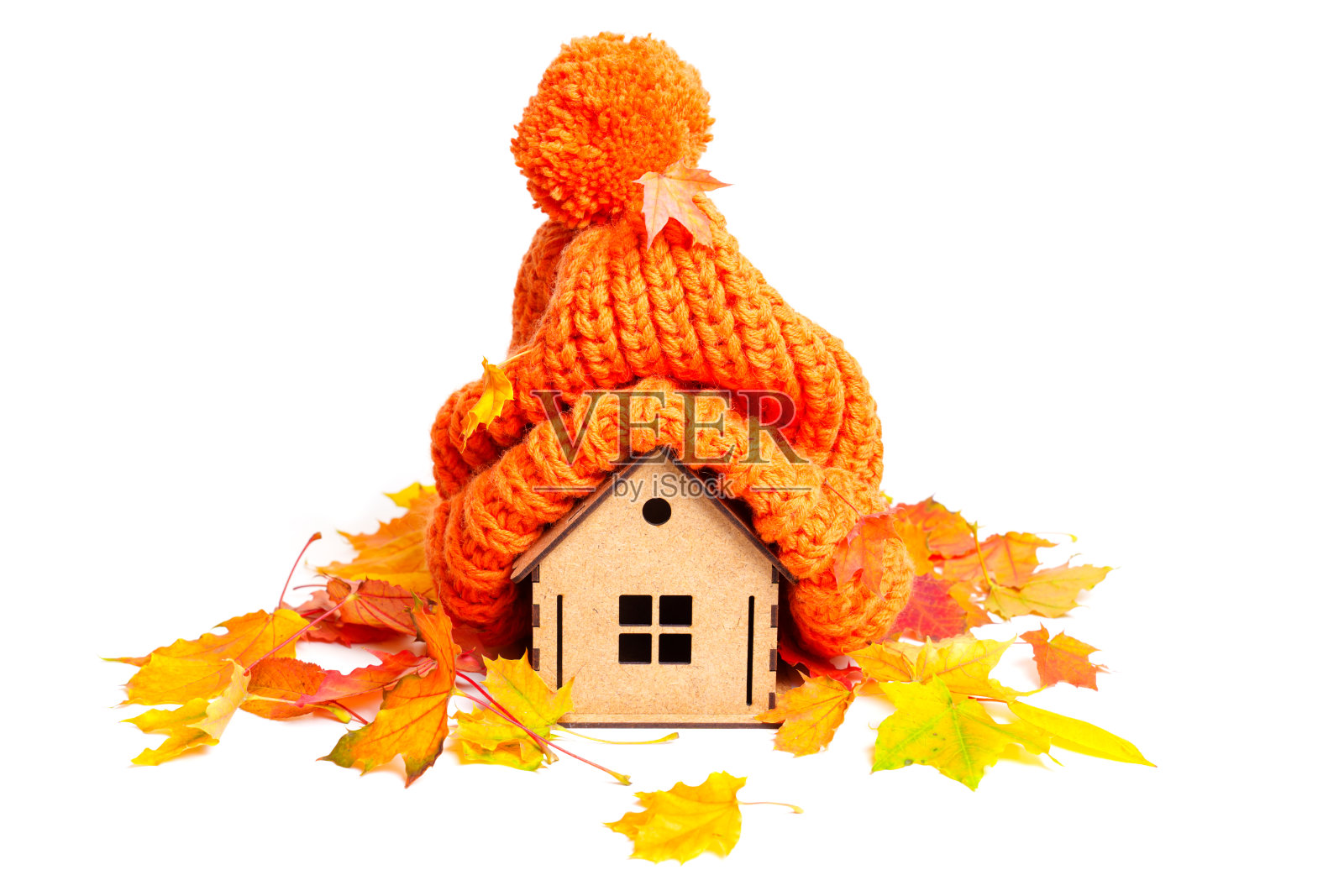 舒适的家概念与针织帽和秋叶照片摄影图片