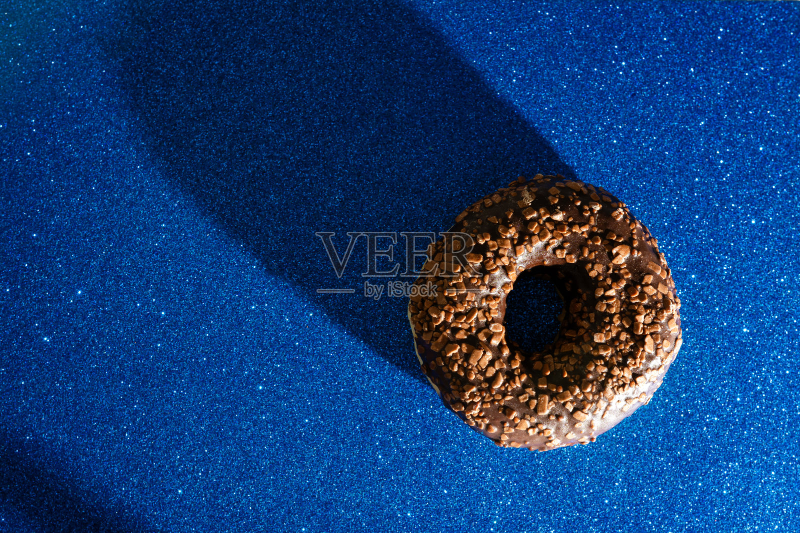 闪亮背景上的甜甜圈照片摄影图片