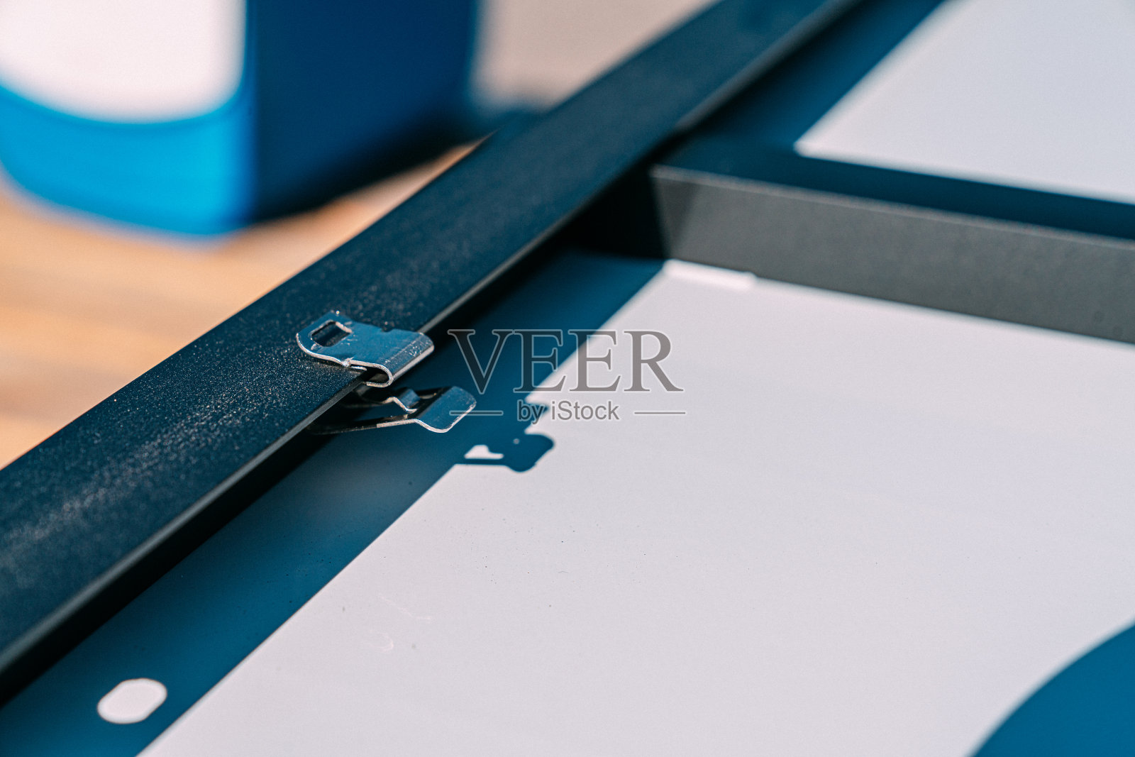 太阳能光伏电缆夹在太阳能电池板的背面为家庭安装照片摄影图片