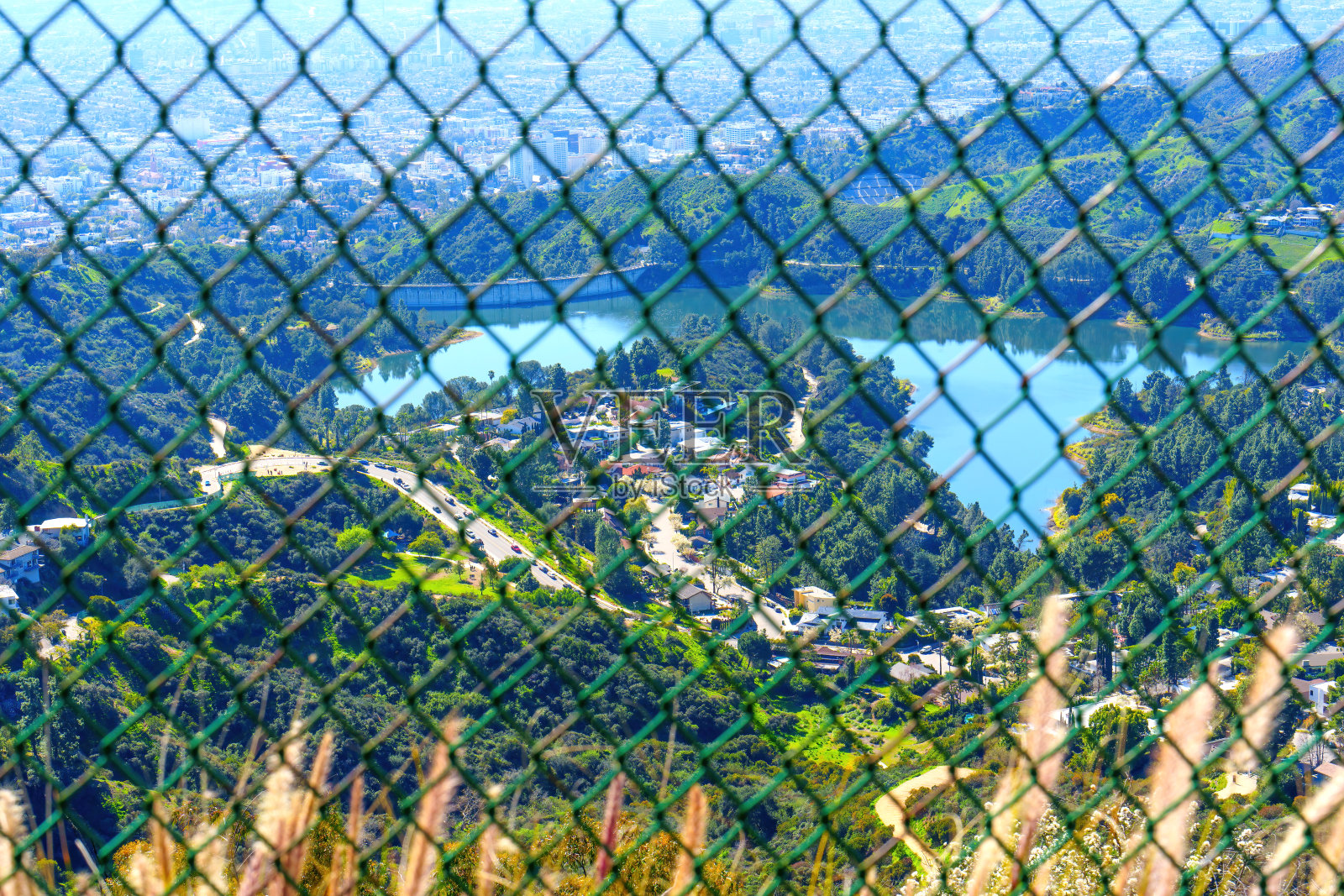 透过铁丝栅栏俯瞰好莱坞水库全景照片摄影图片