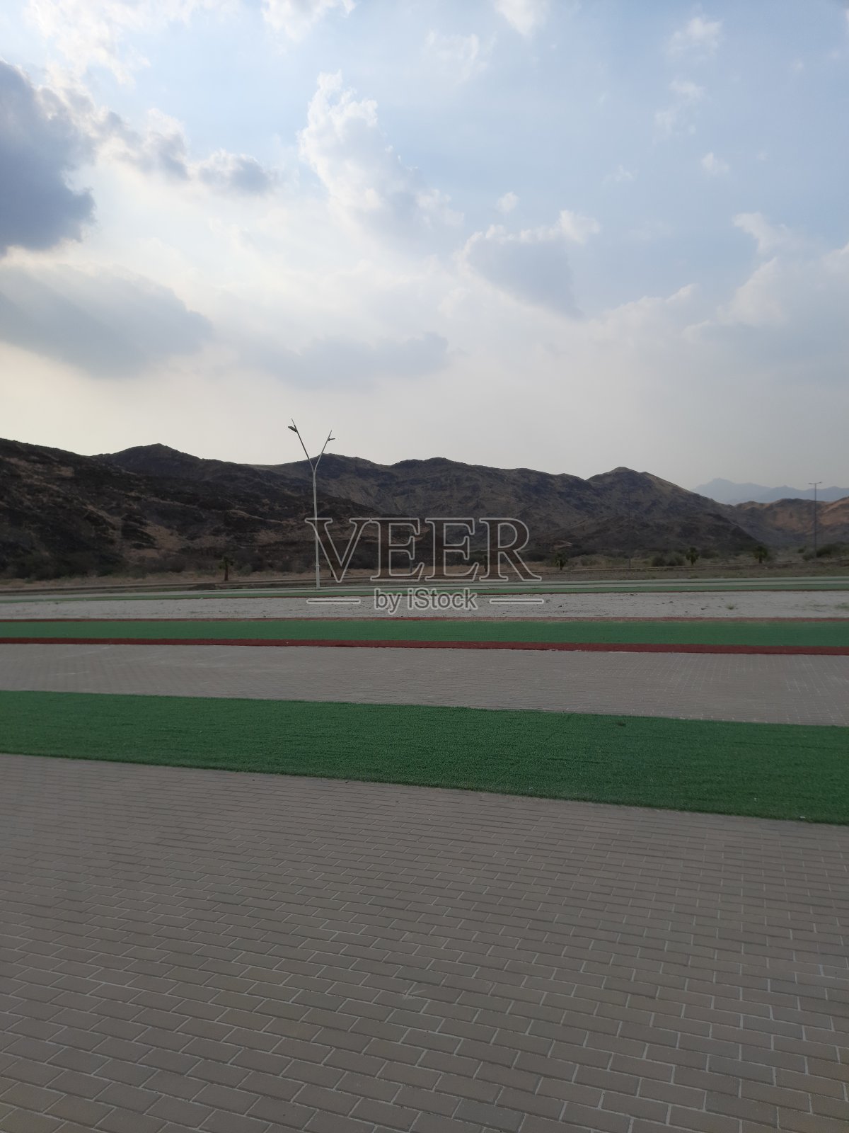 在巴哈，云聚集在空中，阴冷的一天，通往哈吉拉市入口道路照片摄影图片