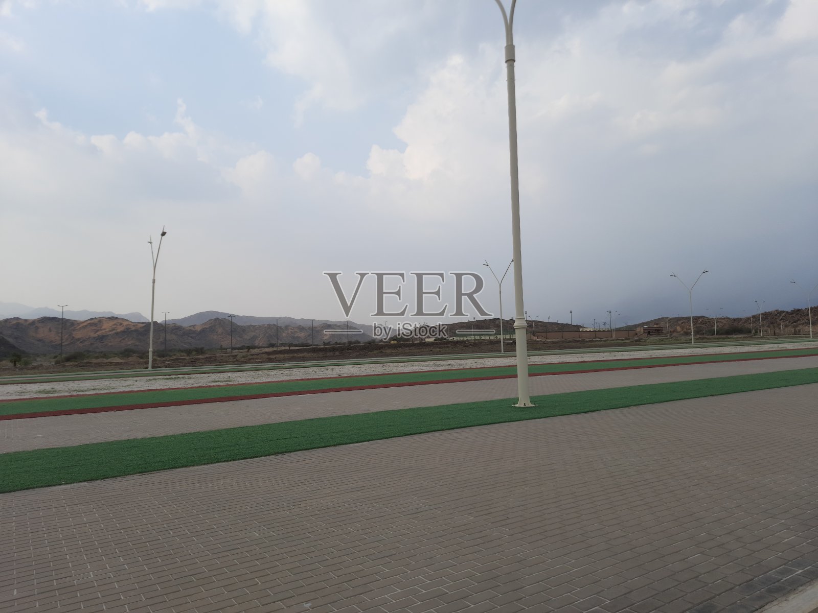 在巴哈，云聚集在空中，阴冷的一天，通往哈吉拉市入口道路照片摄影图片