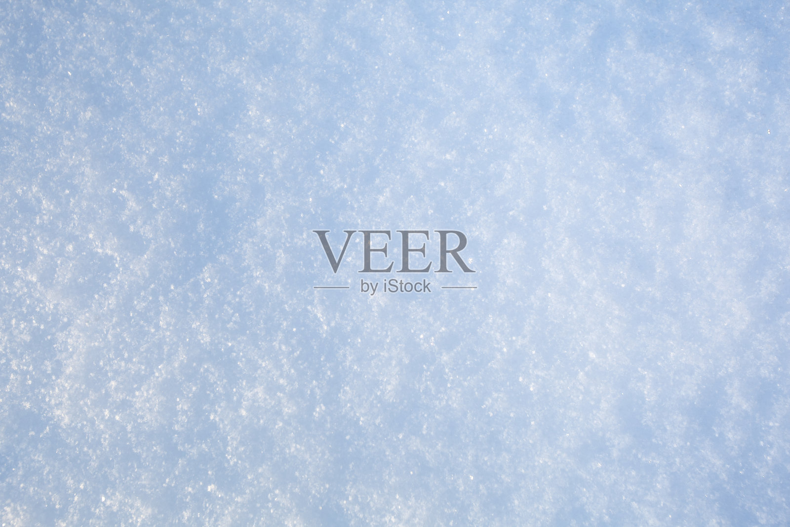 冬日里刚下的雪闪闪发光。背景。照片摄影图片