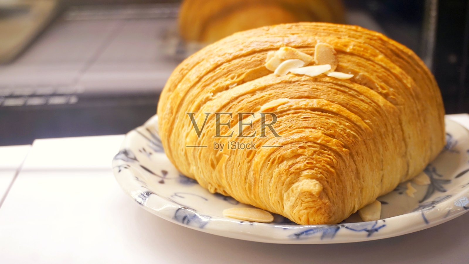 面包，早餐羊角面包照片摄影图片
