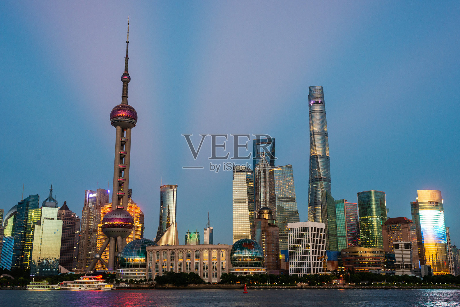 上海天际线、高楼大厦和河流的美景。中国照片摄影图片