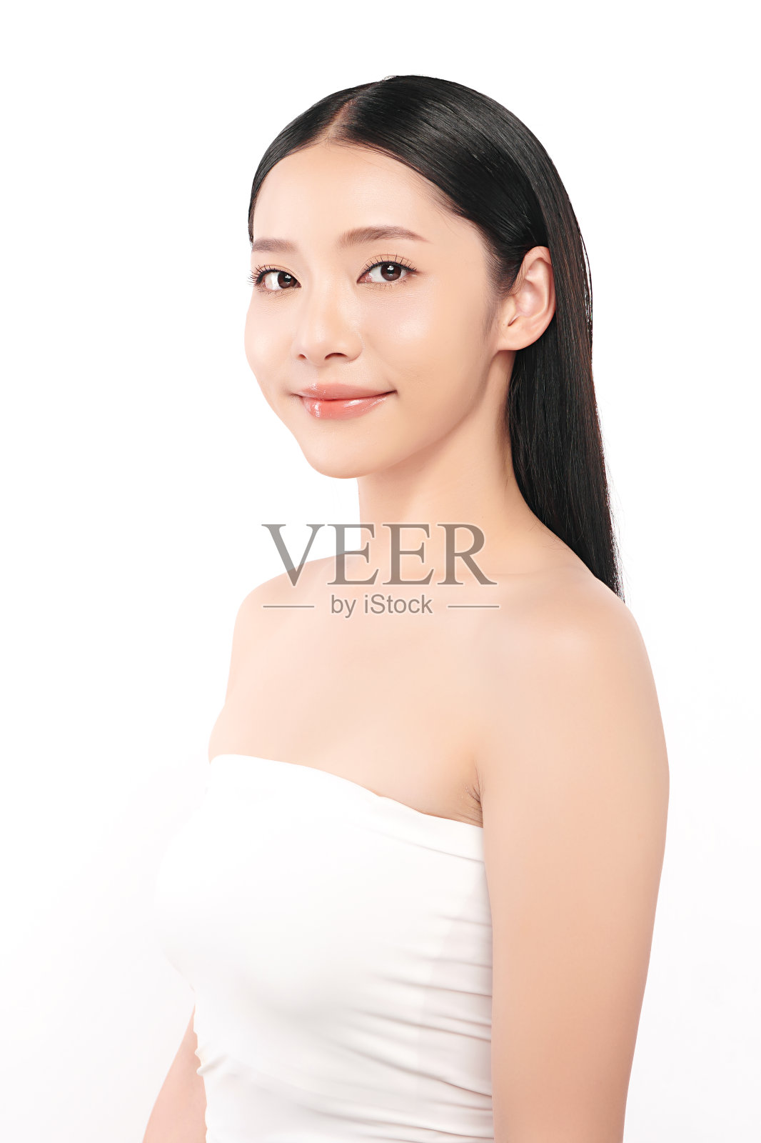 美丽年轻的亚洲女性，干净清新的皮肤在白色的背景，面部护理，面部护理，美容，美容和水疗，亚洲女性肖像。照片摄影图片