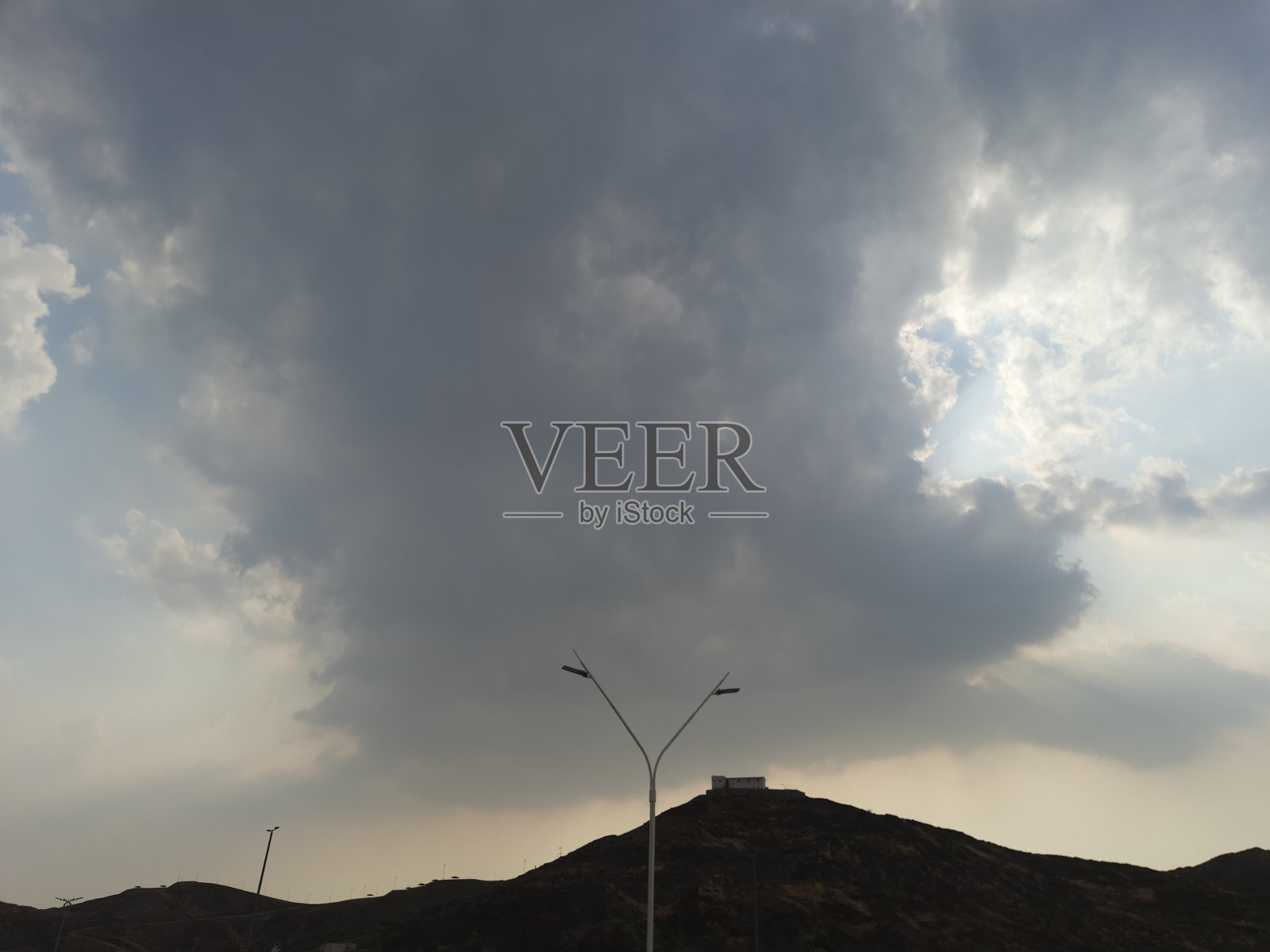 在巴哈，云聚集在空中，阴冷的一天，通往哈吉拉市入口道路照片摄影图片