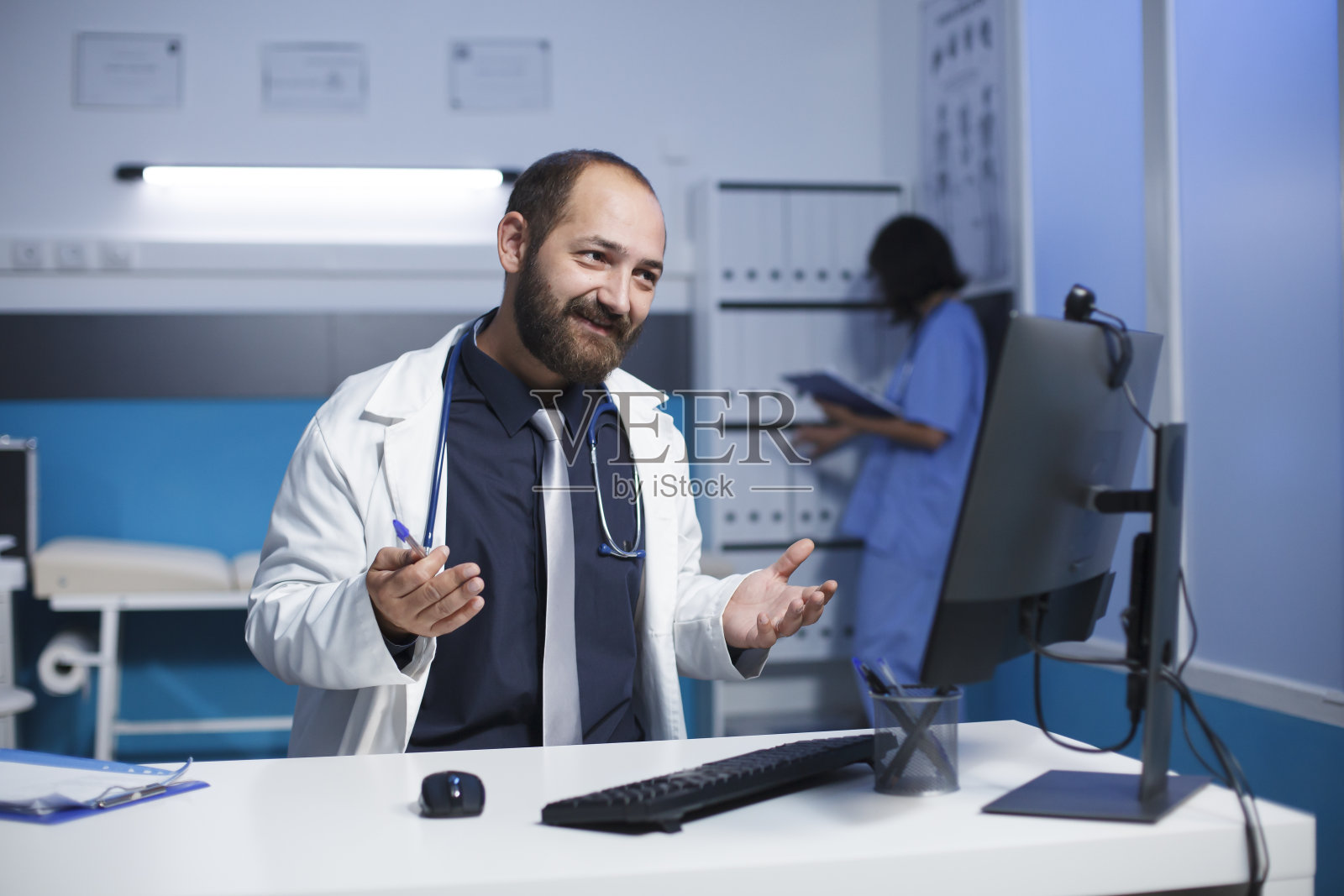 穿着实验室工作服的人在视频通话照片摄影图片