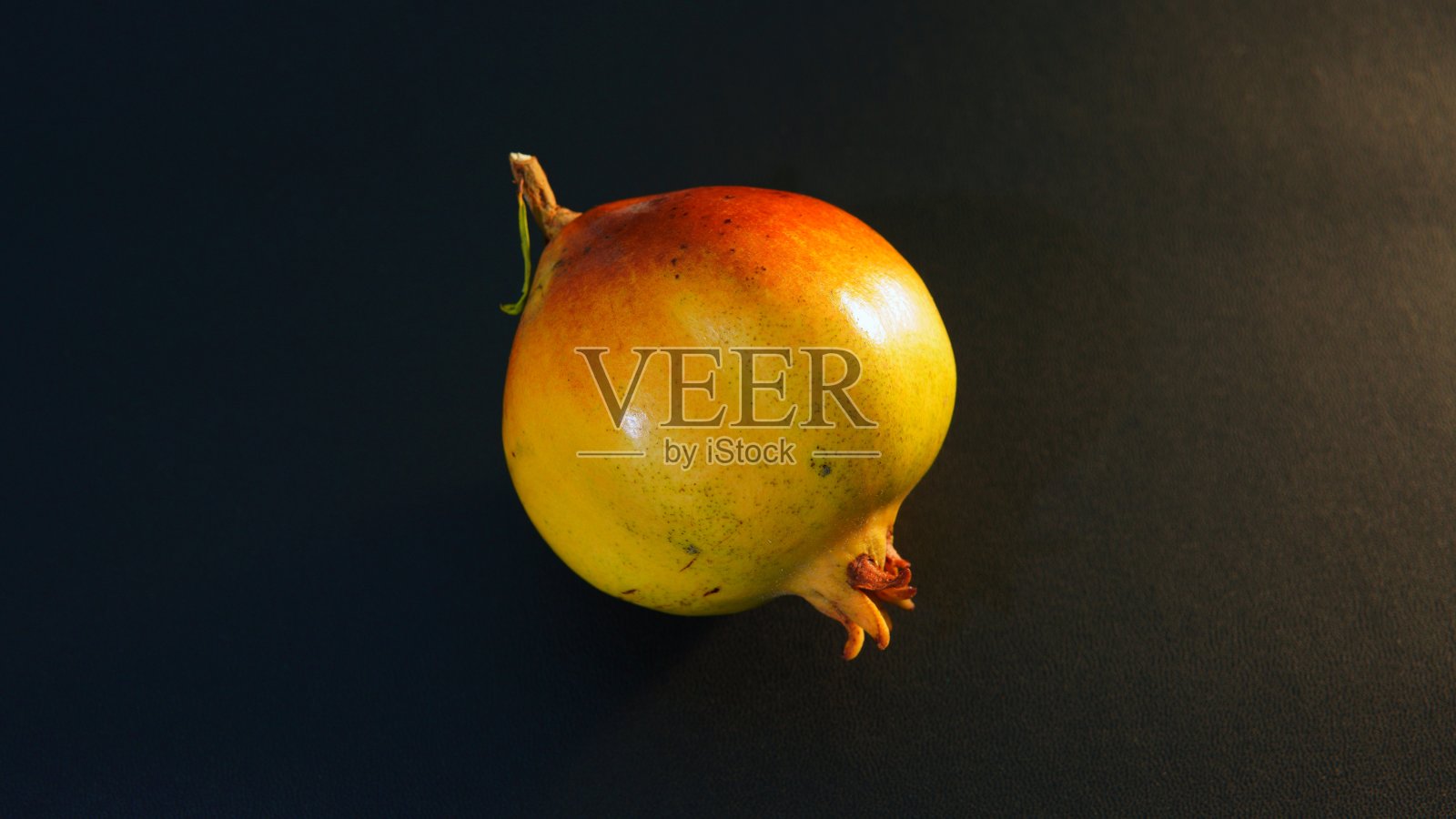 黑底黄石榴照片摄影图片