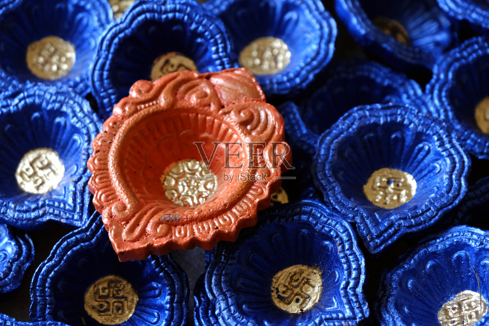 传统的彩色排灯节灯或粘土灯出售在浦那，印度市场在排灯节。照片摄影图片