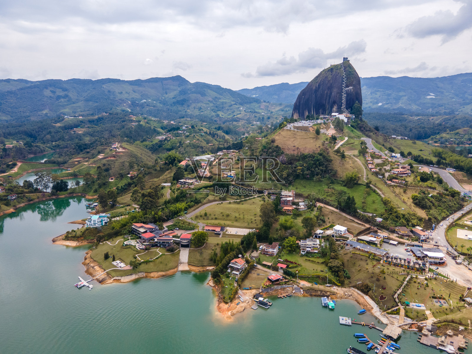 无人机拍摄的Peñol de Guatape，哥伦比亚照片摄影图片