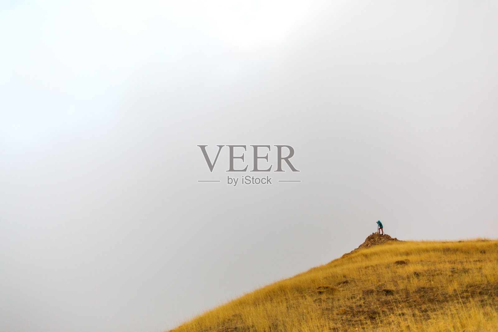 山顶上的摄影师捕捉风景照片摄影图片