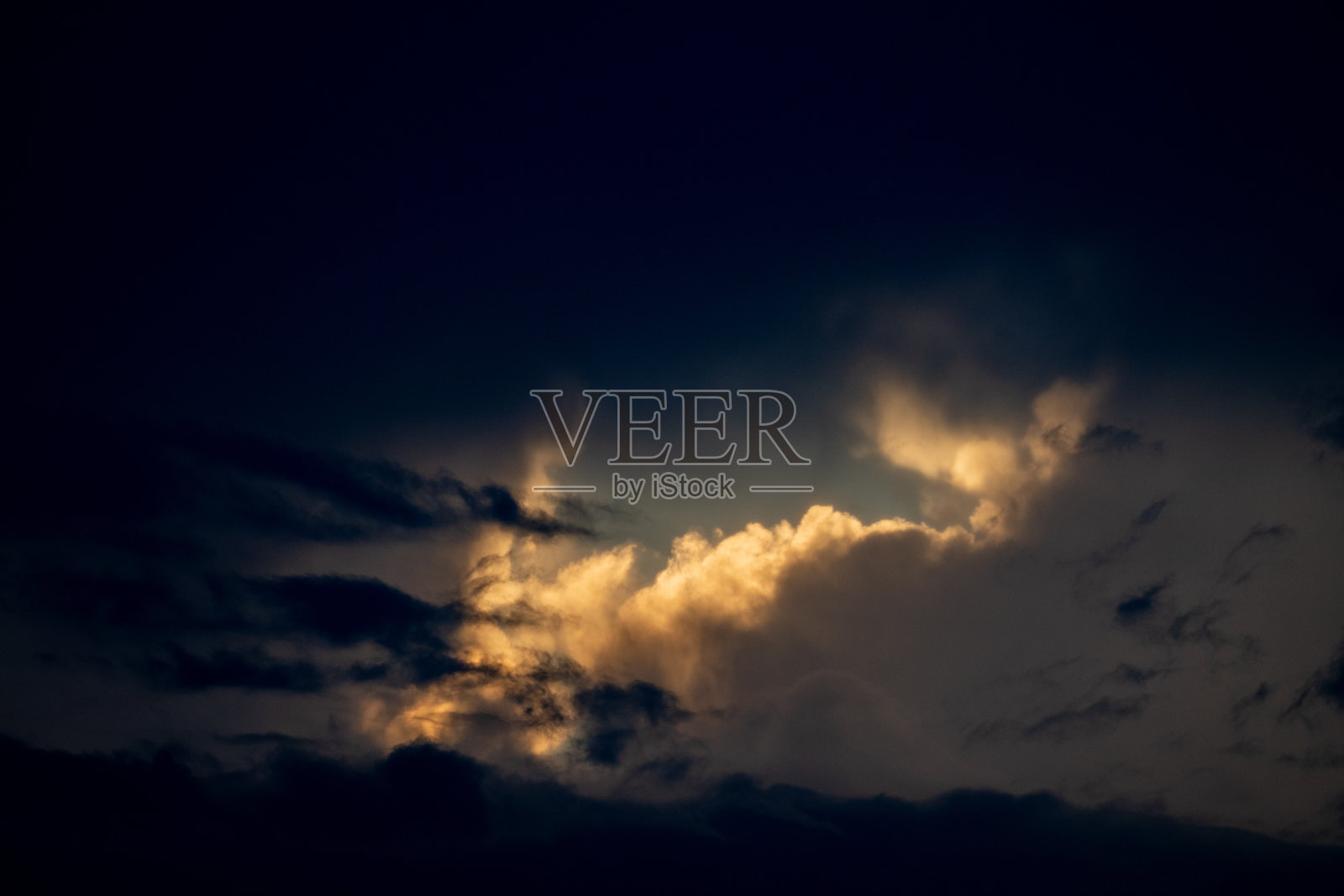 暴风雨后的天空乌云密布照片摄影图片