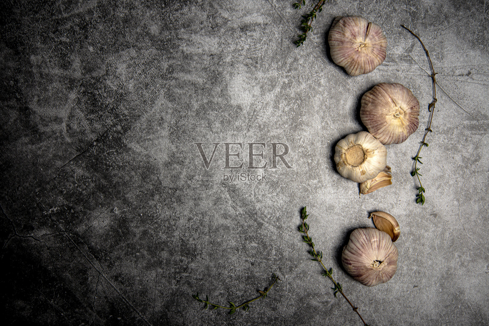 大蒜和百里香在质朴的石头背景上照片摄影图片