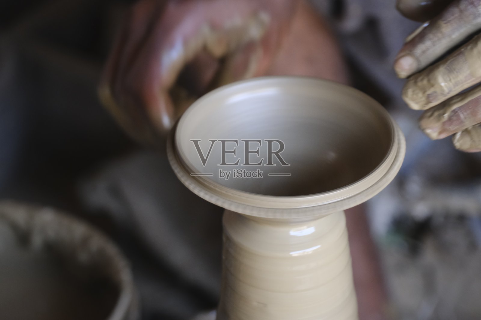 2023年10月26日，印度浦那，印度陶工为排灯节制作Diya(油灯)或泥灯，手工工艺。照片摄影图片