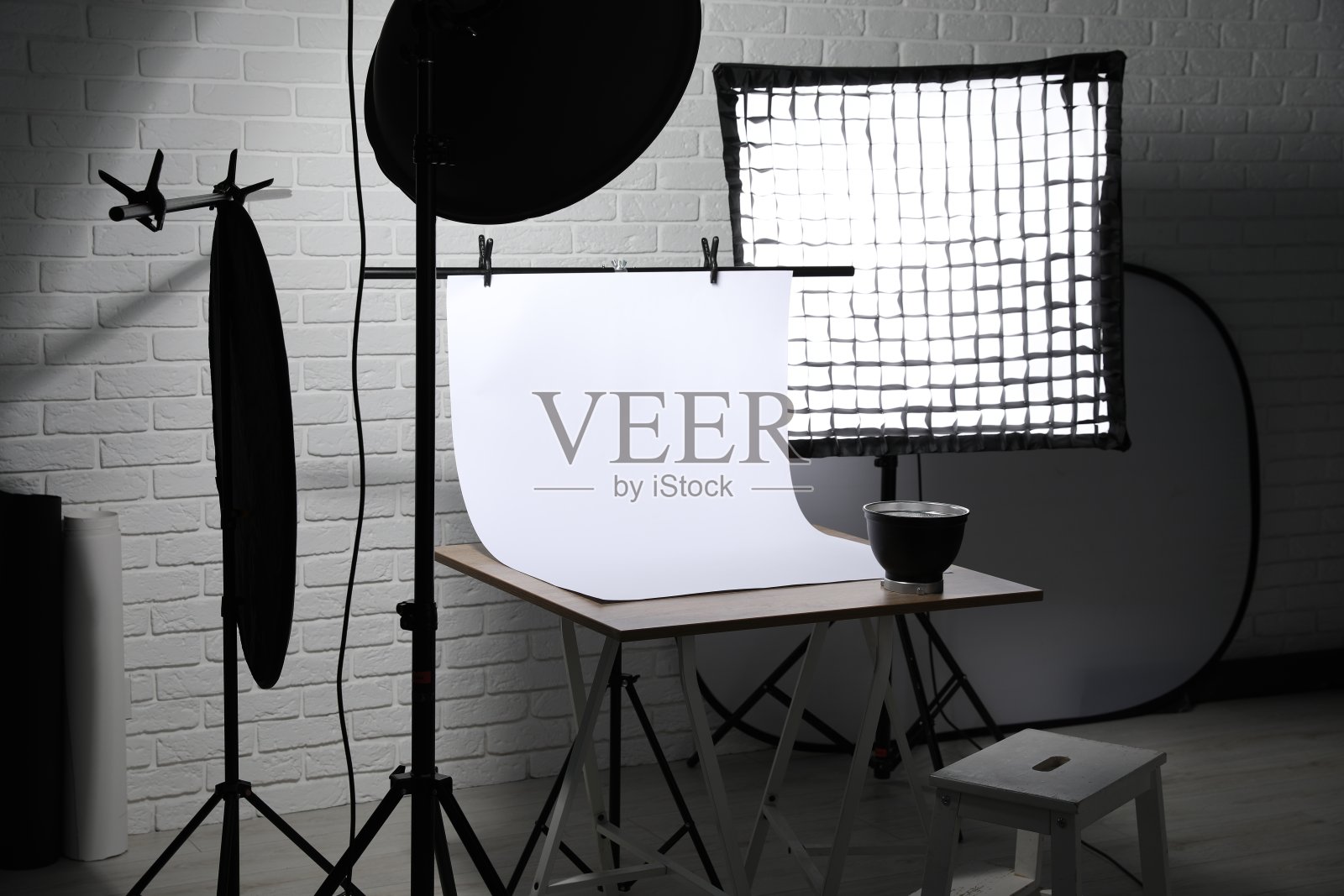 配有专业设备的现代照相馆室内照片摄影图片