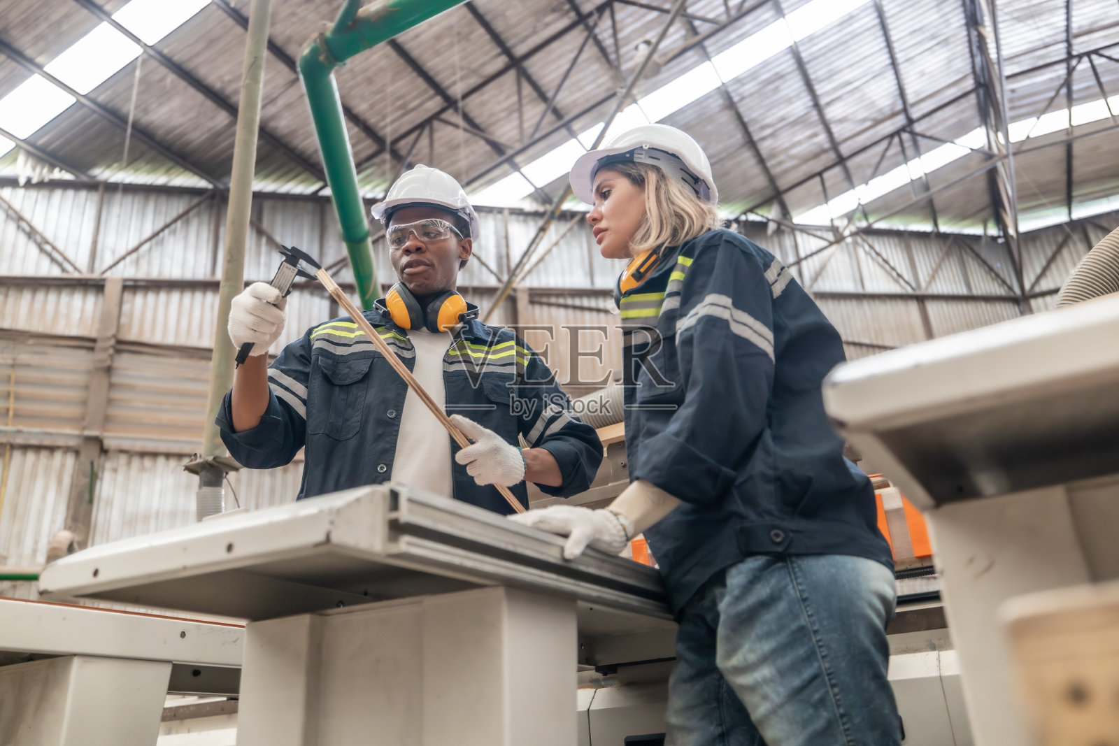 木工通过测量、切割、塑形、平衡来精密加工工件照片摄影图片