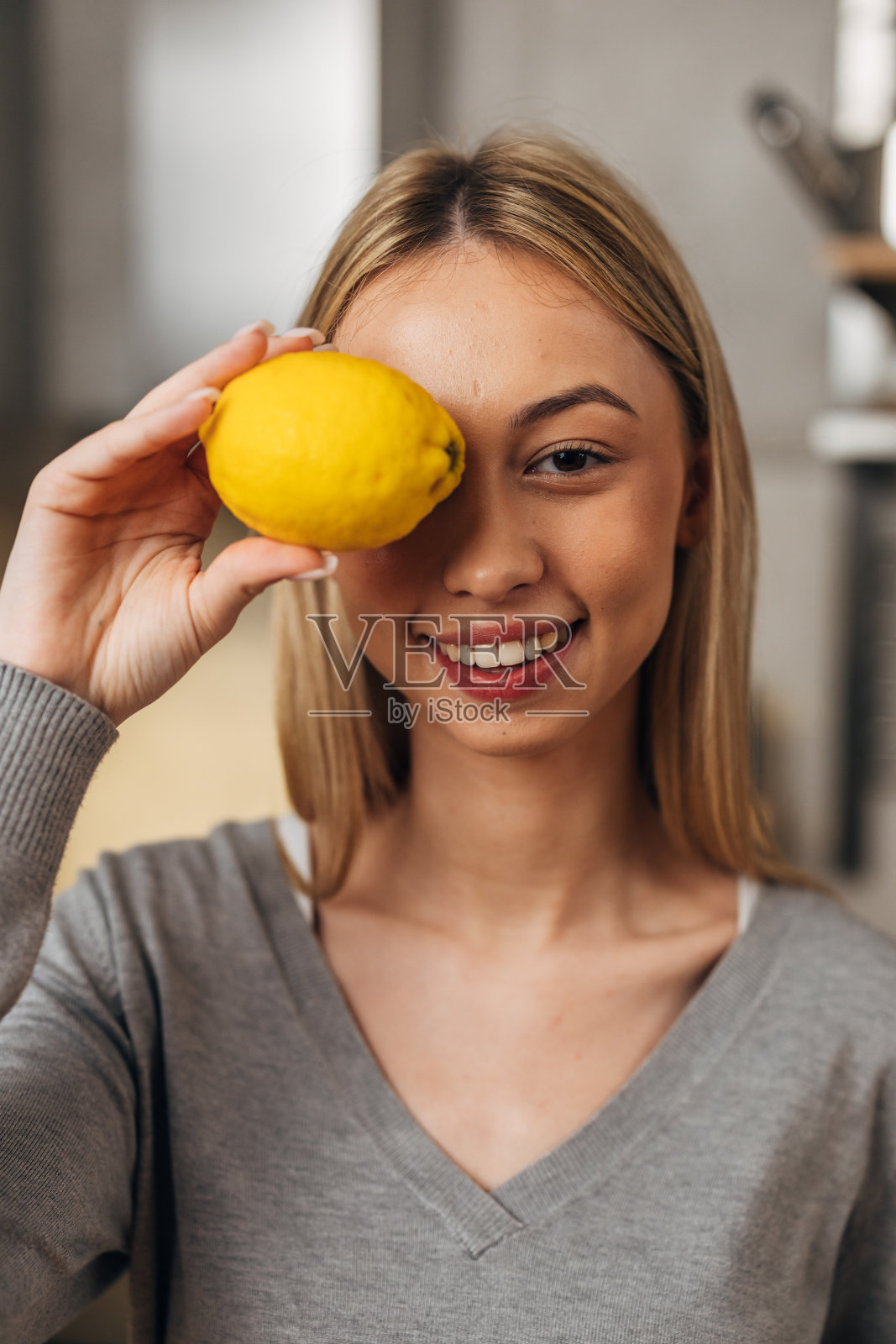 女人在厨房准备食物照片摄影图片