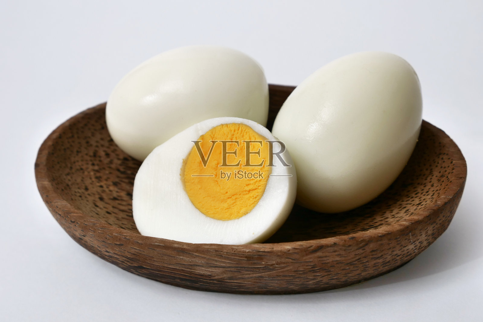 煮熟的去皮鸡蛋，切成两半照片摄影图片