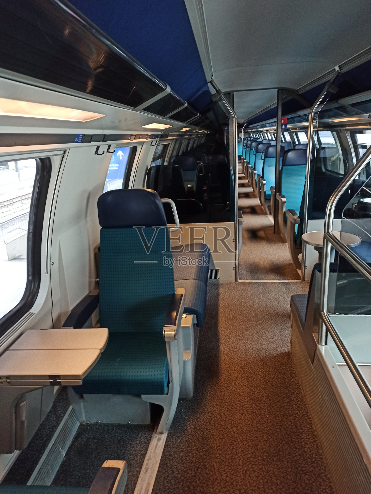 在火车里照片摄影图片