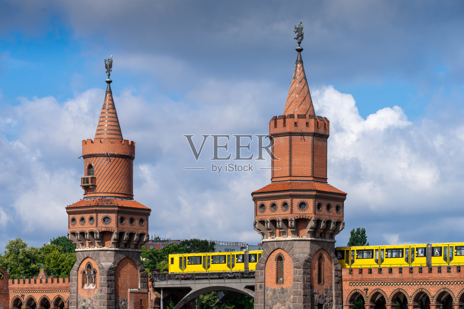 柏林U-Bahn列车驶过oberbaumbr<e:1> cke照片摄影图片