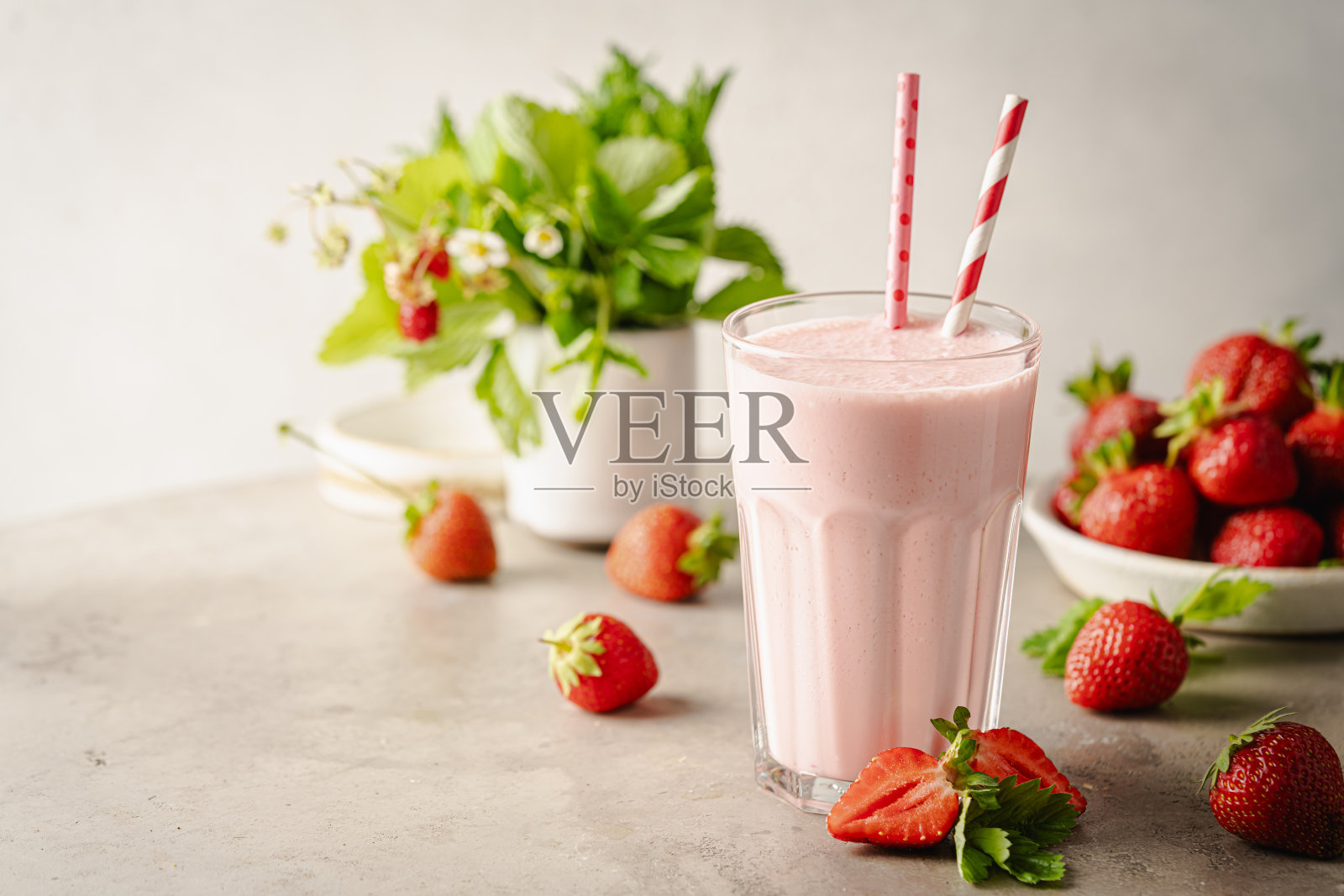 一杯新鲜草莓奶昔照片摄影图片
