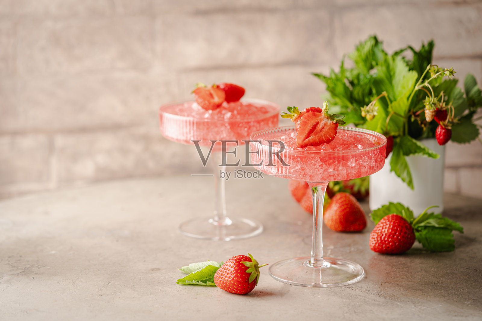 杯子里的草莓鸡尾酒照片摄影图片