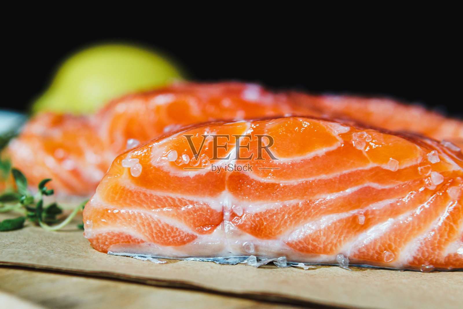 新鲜的生三文鱼片，加调味料和香草照片摄影图片