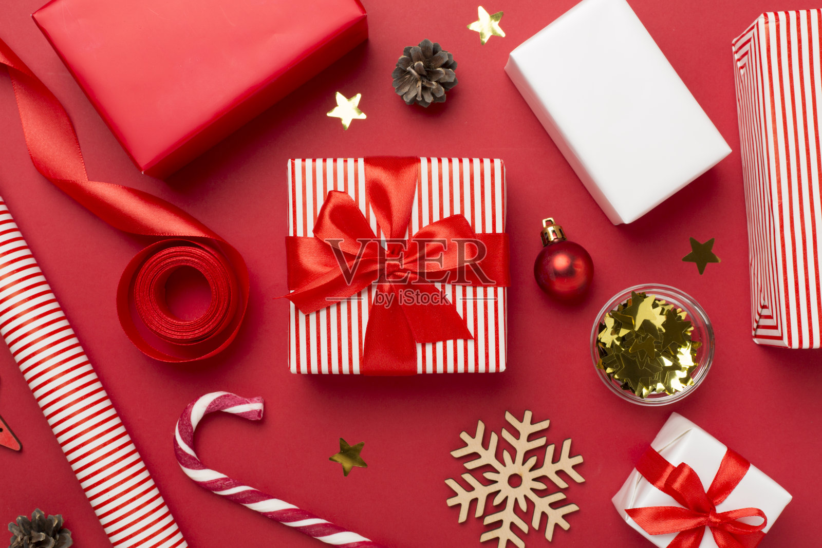 礼品盒与纸的工具和圣诞装饰的彩色背景，俯视图照片摄影图片