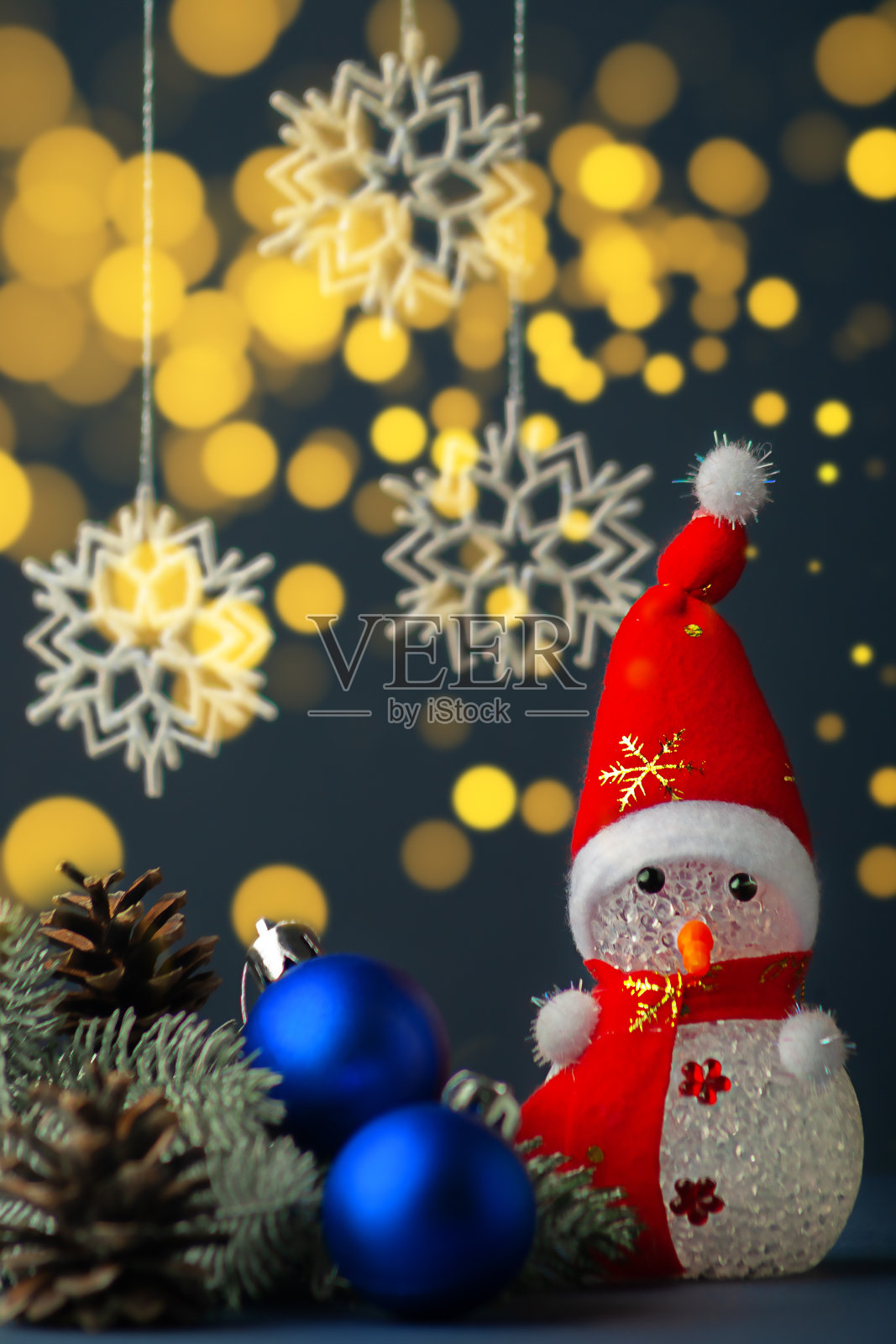 雪人，圣诞球，圣诞树和雪。圣诞节的背景。照片摄影图片