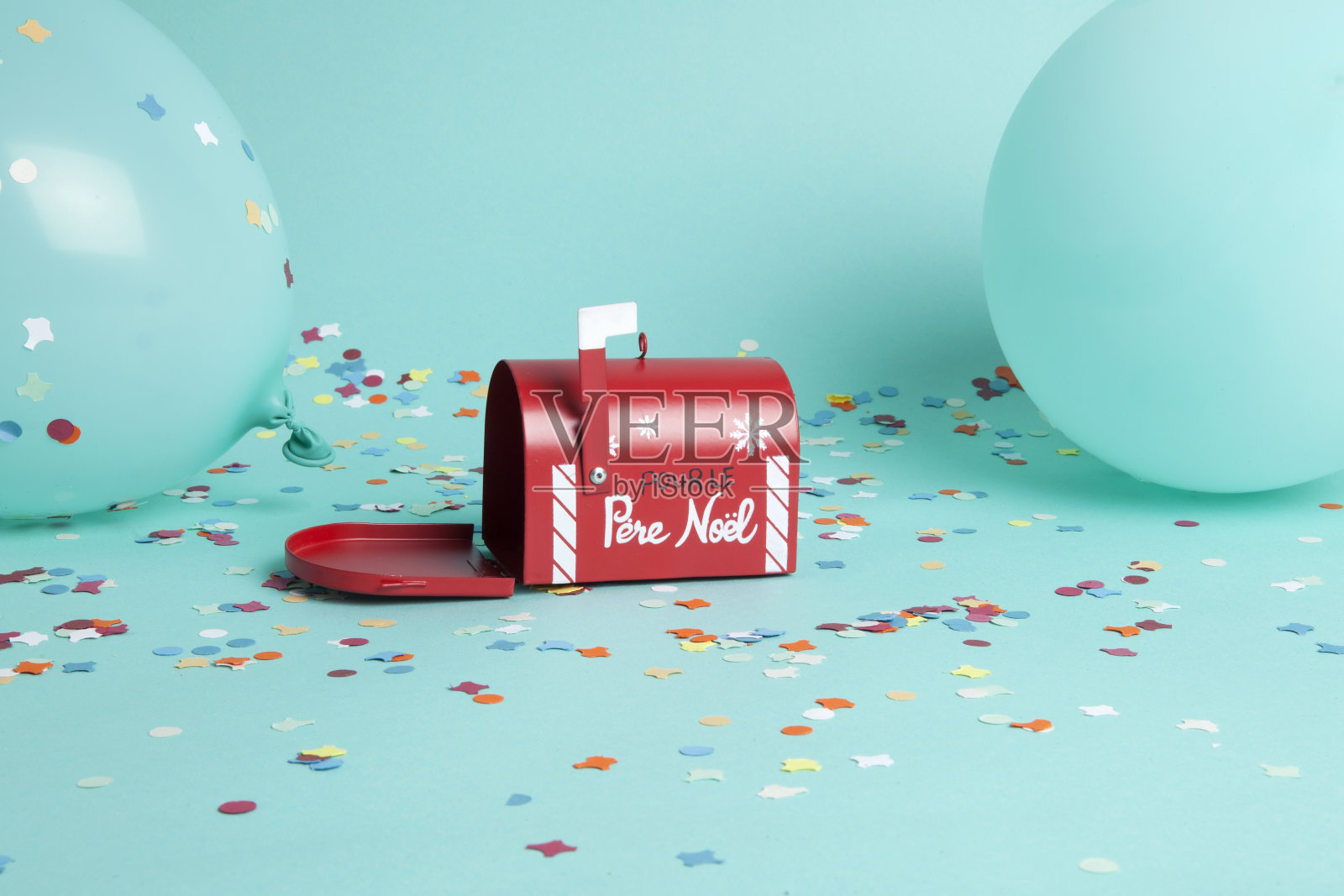 圣诞老人著名的信箱被五彩纸屑和气球包围着照片摄影图片