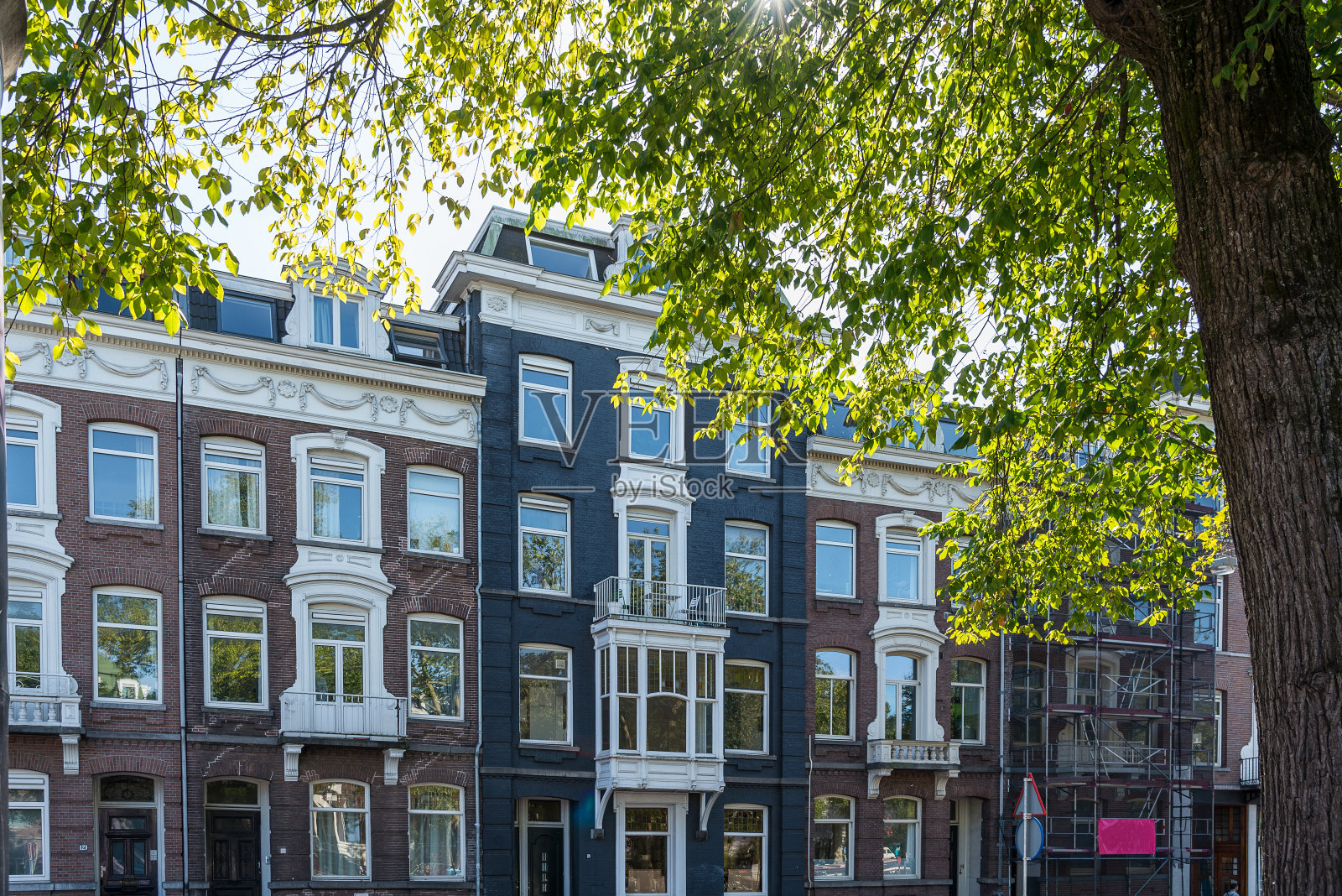 传统的荷兰巴洛克和哥特式建筑在阿姆斯特丹从17世纪。照片摄影图片