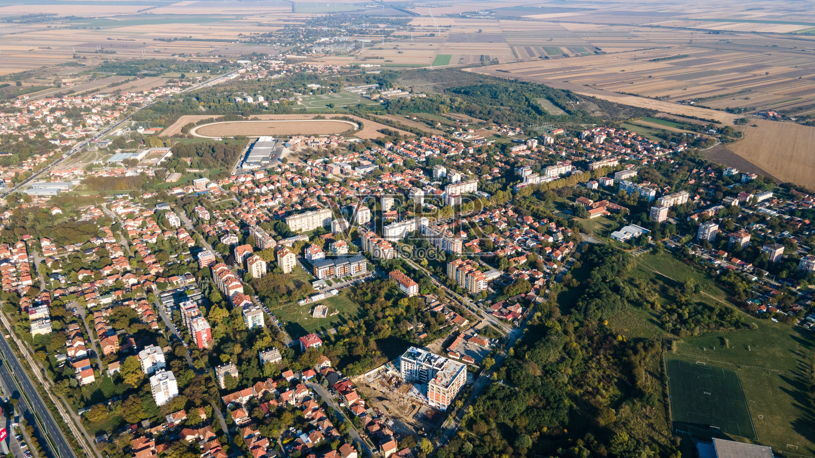 欧洲小镇日出时的航拍全景，绚丽多彩的天空和温暖的光线照片摄影图片