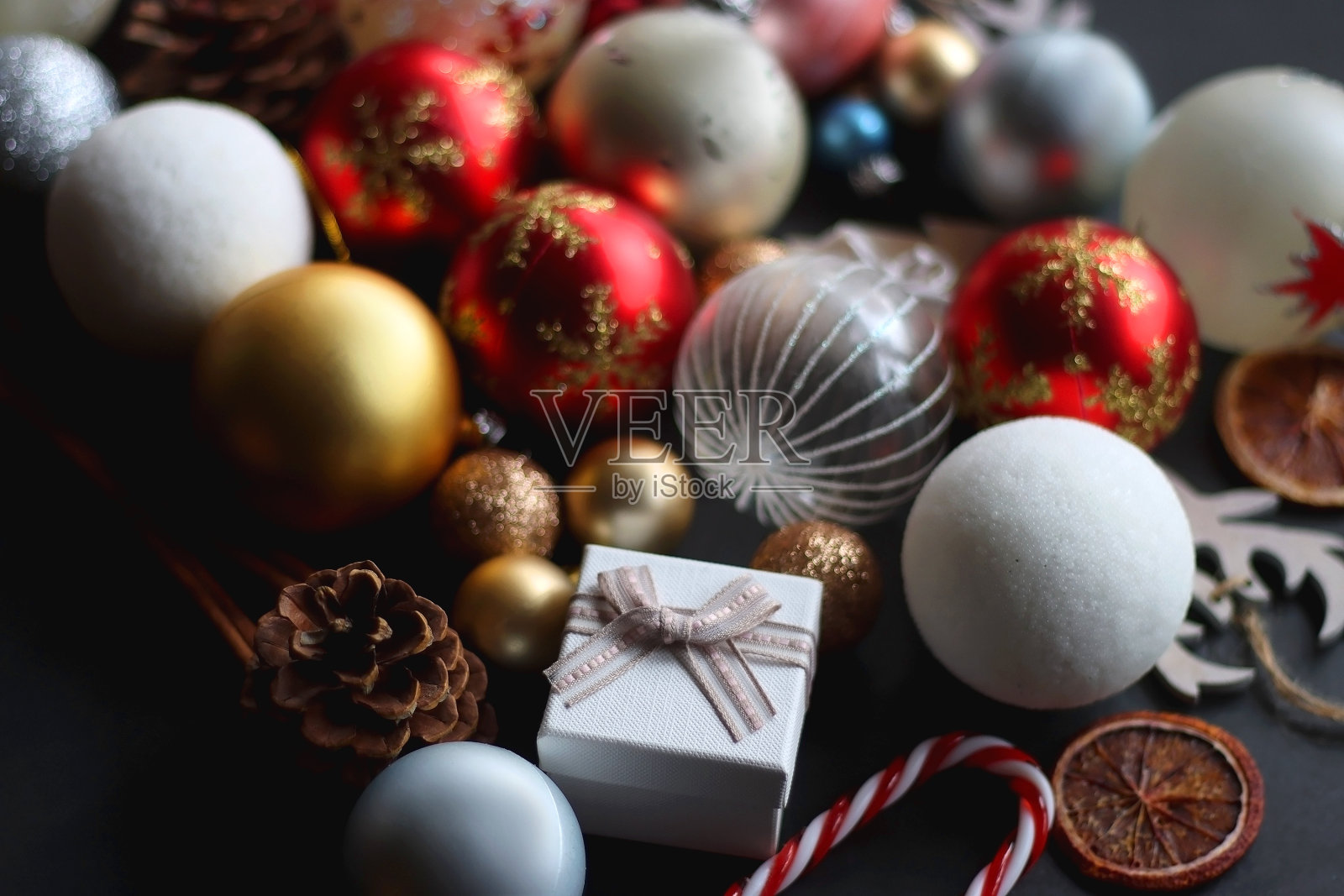 圣诞饰品在黑暗的背景照片摄影图片