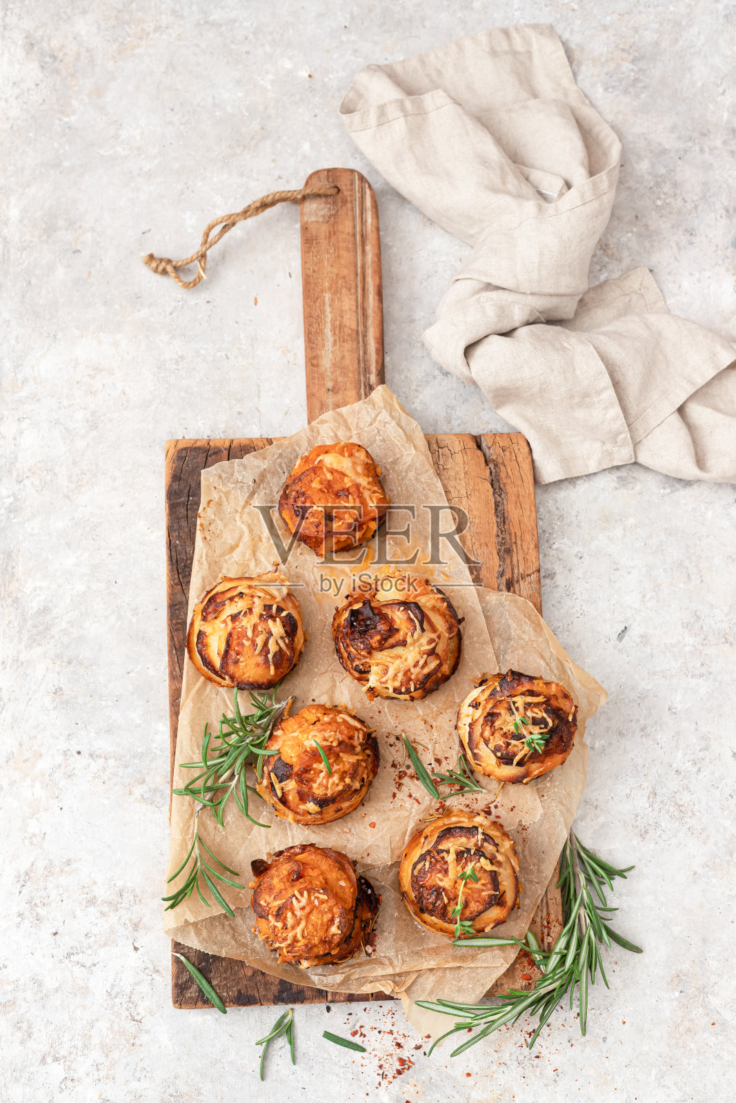 酥脆帕玛森百里香红薯堆照片摄影图片