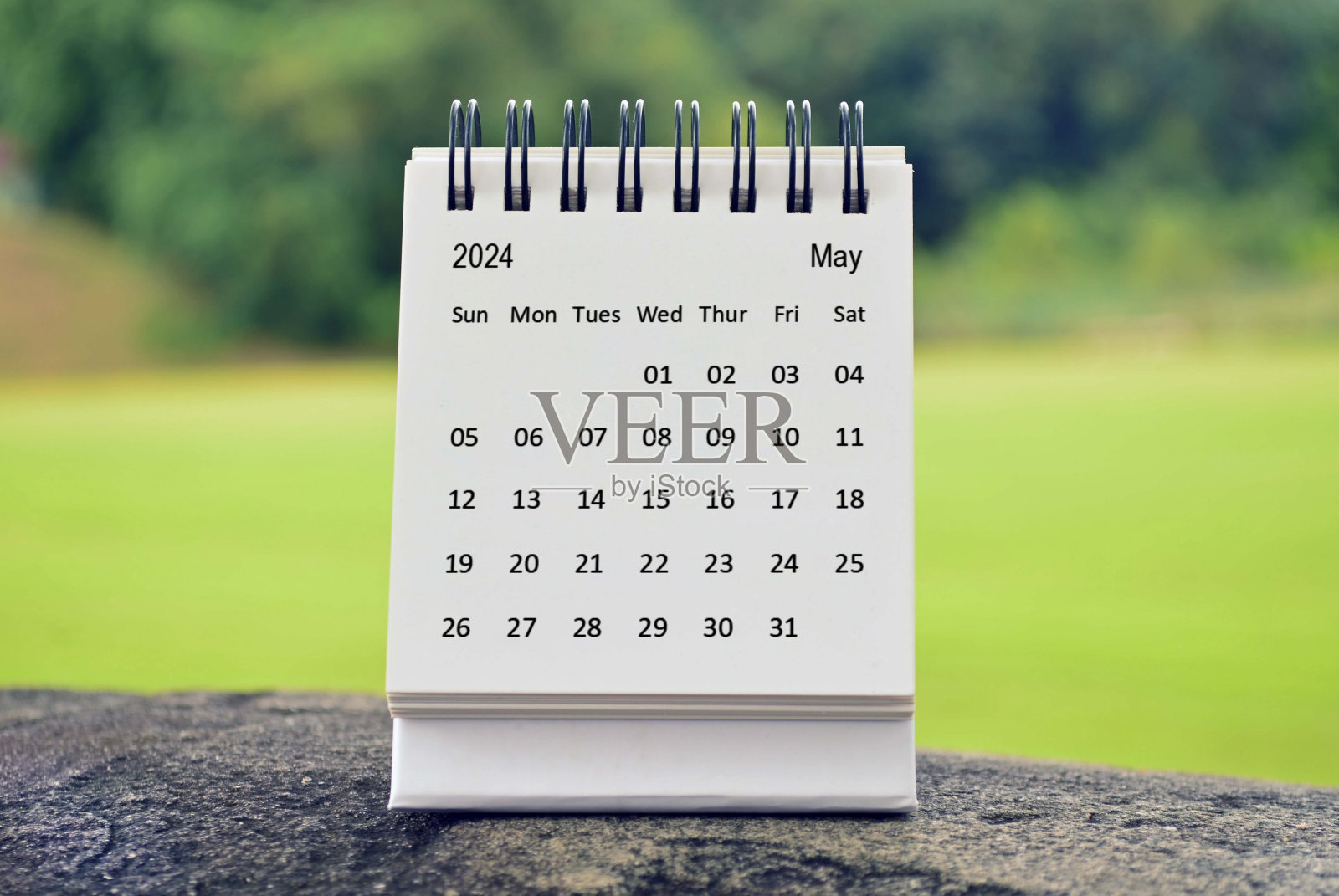 2024年5月白色日历，绿色模糊背景。新年理念照片摄影图片