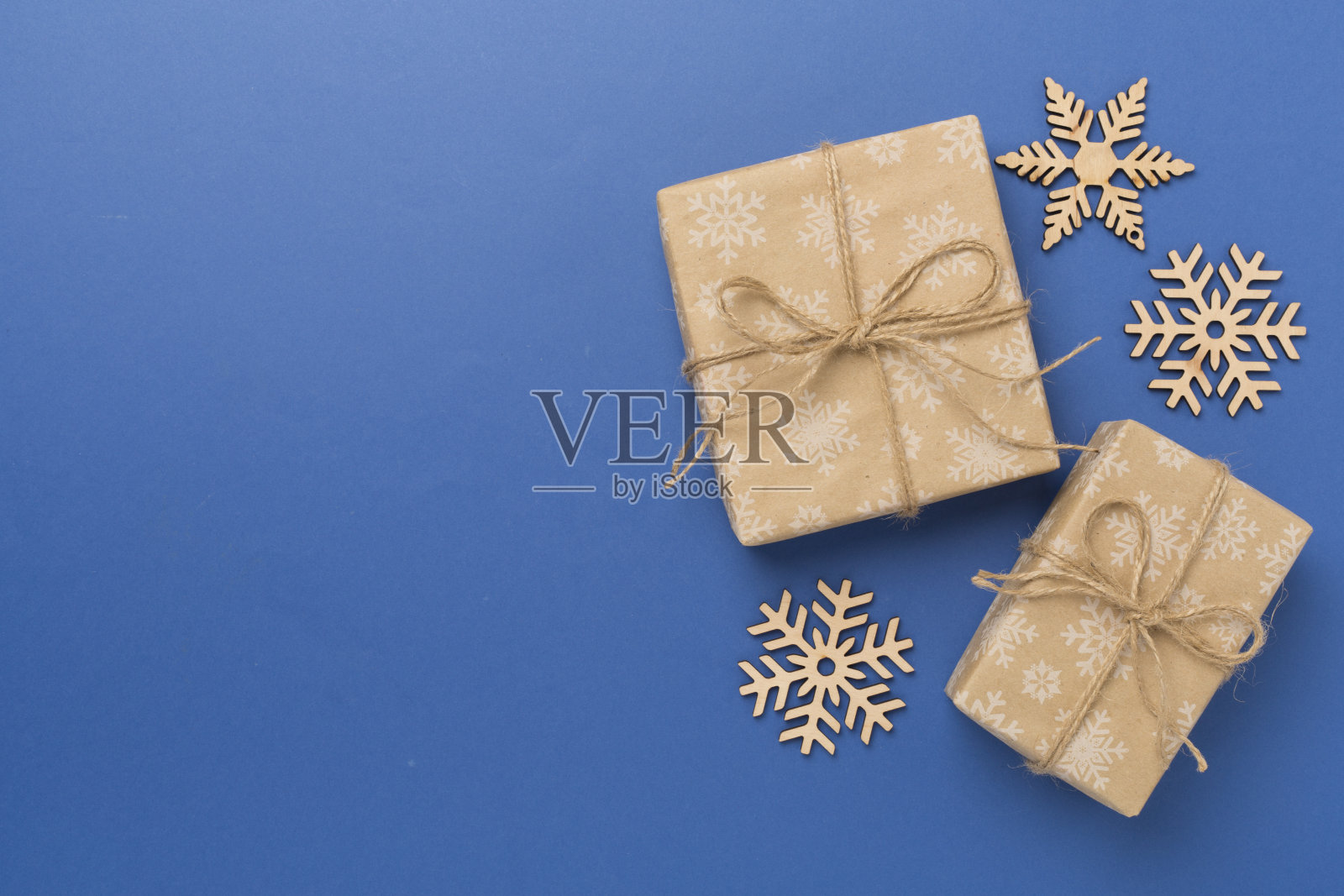 在彩色背景上制作圣诞礼盒，俯视图照片摄影图片