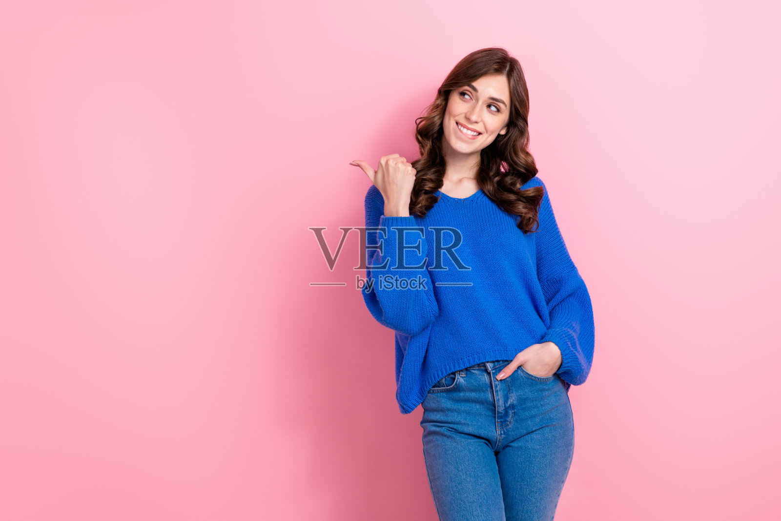 照片华丽的女士穿着蓝色时尚的衣服拇指直接空白空间有趣的提供想法计划孤立在粉红色的背景照片摄影图片