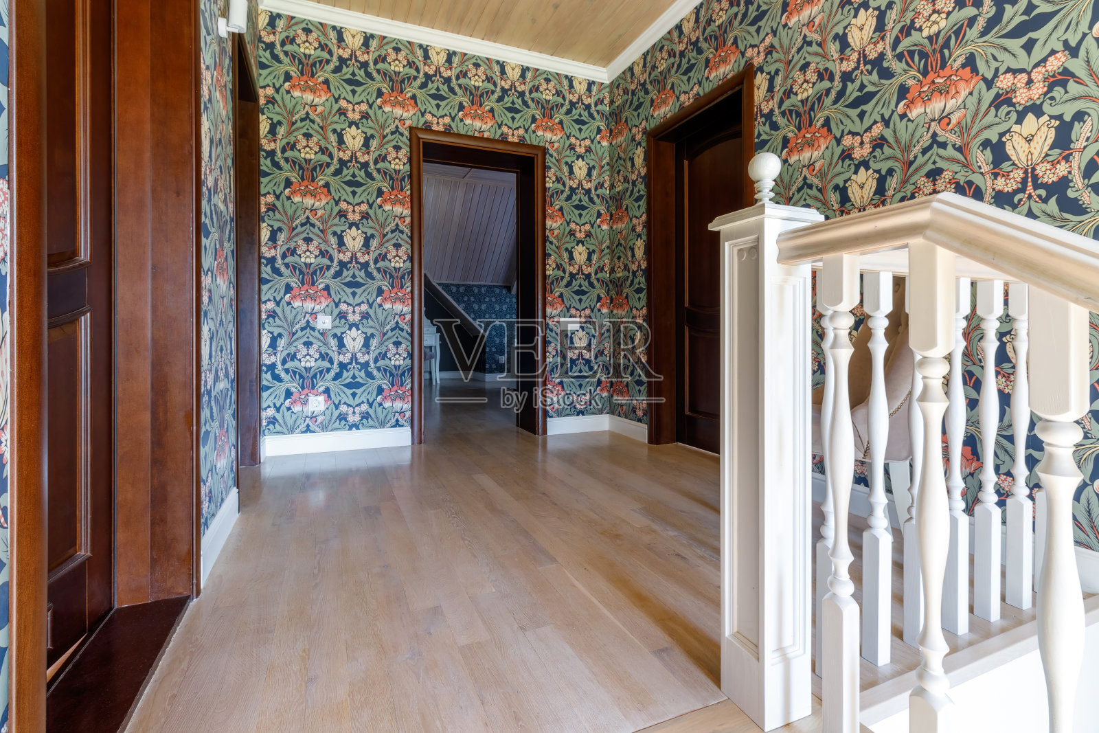 建筑设计现代，现代的天然木楼梯在新房子里照片摄影图片