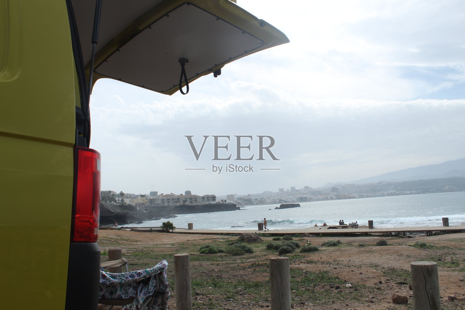 黄色面包车停在康菲塔尔海滩，大加那利岛的拉斯帕尔马斯。照片摄影图片